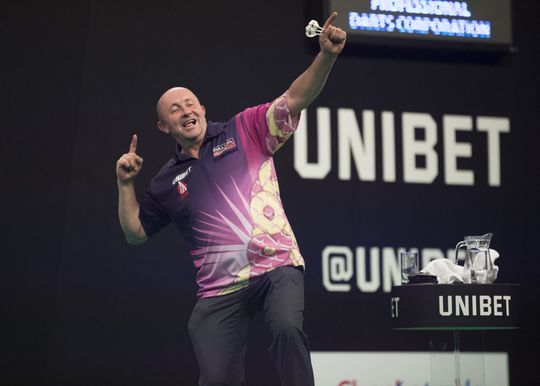 James Wilson begint 2e EK Darts-dag met dikke zege op Clayton (video)