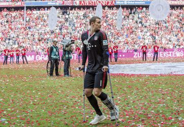 Duitsers hopen nog dat de geblesseerde Neuer op tijd fit is voor WK