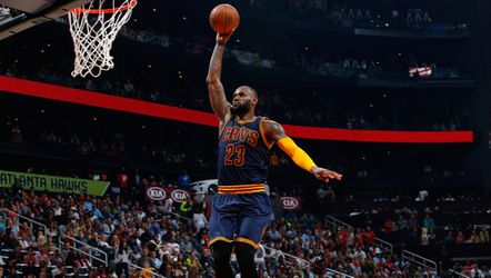 LeBron James moest aan de bak in duel met Atlanta Hawks