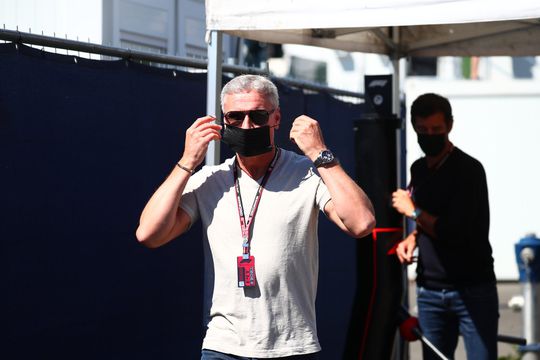 David Coulthard grapt bij Ziggo over strandfoto: 'Nederlandse wind in de bilnaad'