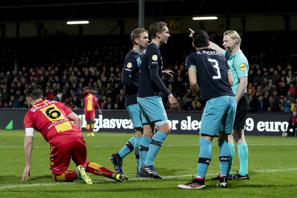 Luuk de Jong kijkt na terechte overwinning PSV naar Ajax: 'Morgen even voor zitten'