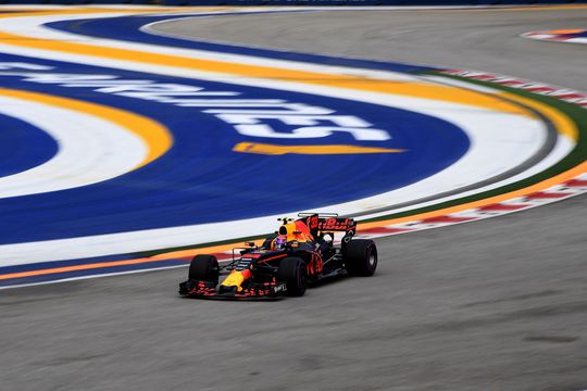 Verstappen en Vettel kussen met hun auto's hetzelfde stukje muur (video's)