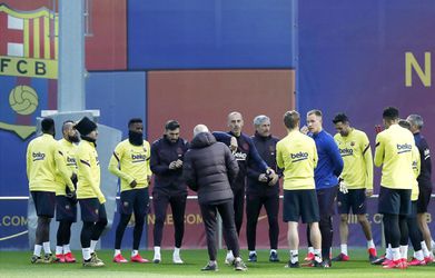 🎥 | Quique Setién laat Barcelona-spelers geblinddoekt trainen