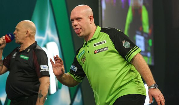 Michael van Gerwen en komiek Knossalla buigen voor Price en actrice op Promi Darts WK