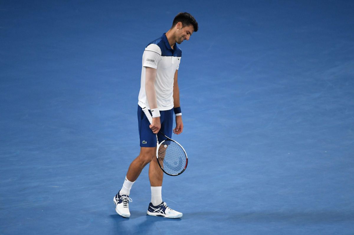 Gefrustreerde Djokovic moet mogelijk weer rust nemen door blessure aan elleboog