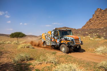 Dakar Rally: Janus van Kasteren blijft aan kop bij de trucks ondanks mindere dag