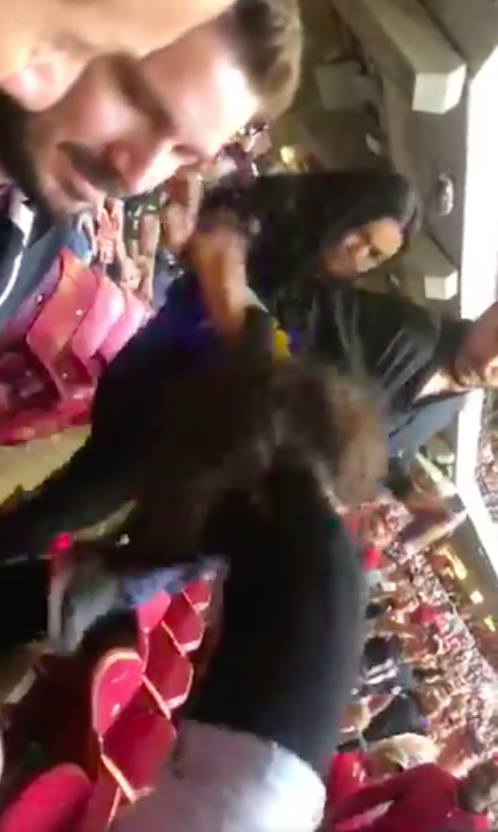 🎥 | BIZAR! Vrouw kopschopt andere vrouw op tribune tijdens footballwedstrijd