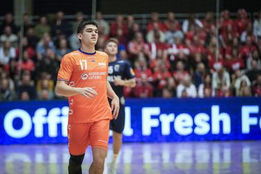 Handballers ontgroenen EK-debutant: 'Op dat moment raak je wel effe in paniek'