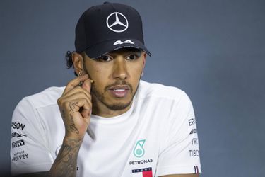 Hamilton eert ‘held’ Senna: 'De manier waarop jij racete betoverde mij'