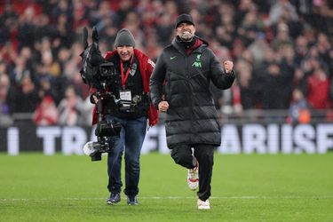 🎥 | Liverpool-coach Jürgen Klopp laat zich volledig gaan met juichen en verliest iets heel belangrijks
