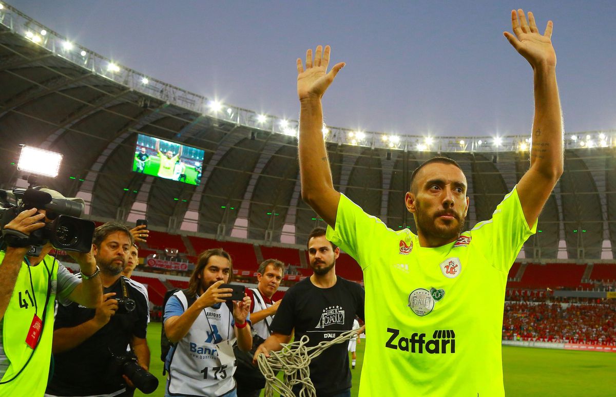 Chapecoense-verdediger Ruschel voor het eerst terug op het voetbalveld (video)