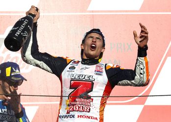 Fail! Scott Redding feliciteert Márquez en bezorgt hem een schouder uit de kom