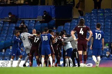 🎥 | Fittie tussen Chelsea en Leicester: MASSAAL opstootje in slotfase verhit duel