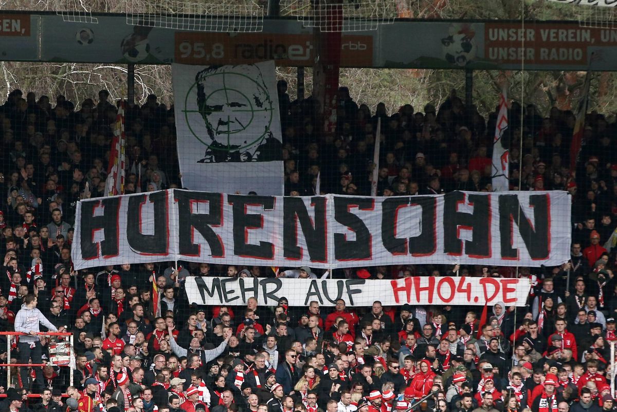 Wéér Bundesliga-duel stilgelegd na 'hoerenzoon-spandoeken' aan adres Hopp