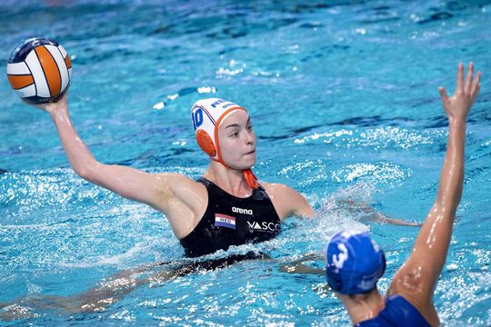 Nederlandse waterpolovrouwen tonen vorm in duel om groepswinst tegen Griekenland