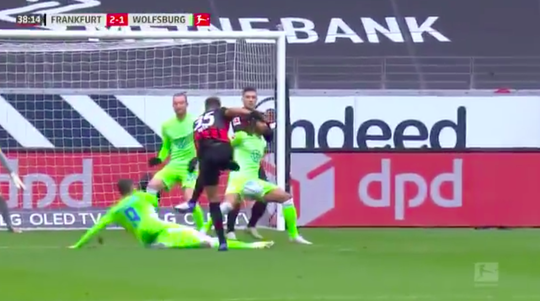 🍒 | Koekoek! Wolfsburg-back Kevin Mbabu krijgt de bal vol in zijn klokkenspel