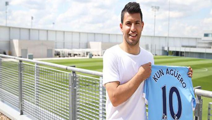 Gedupeerde City-fans krijgen van Aguëro shirt met nieuw rugnummer