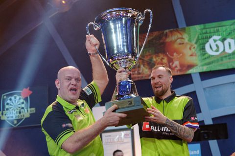 Michael van Gerwen is weer van de partij bij Duitse Promi Darts WK en gooit met komiek