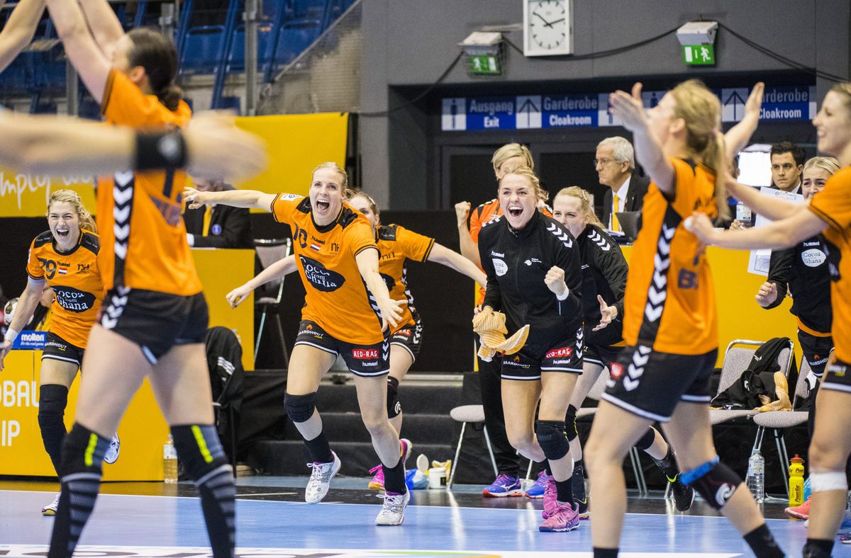 Handbaldames door naar de kwartfinales na bloedstollende thriller