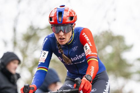 Wat een prestatie! Lucinda Brand rijdt met gebroken neus naar Nederlandse titel veldrijden
