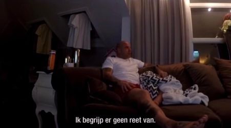 HILARISCH! Andy's vrouw snapt NIETS van uitgoals: 'Is dat omdat ze kunstgras hebben?' 🤣 (video)