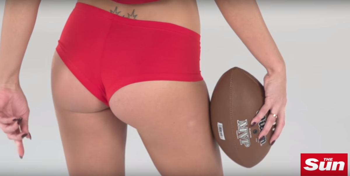 Schaars geklede Super Bowl-chicks leggen spelregels fantastisch uit (video)