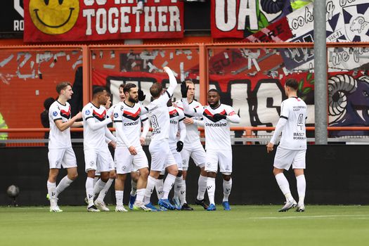 Almere City boekt belangrijke overwinning bij noodlijdend FC Volendam