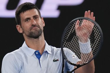 Novak Djokovic met moeite langs achttienjarige Prizmic in openingsronde Australian Open