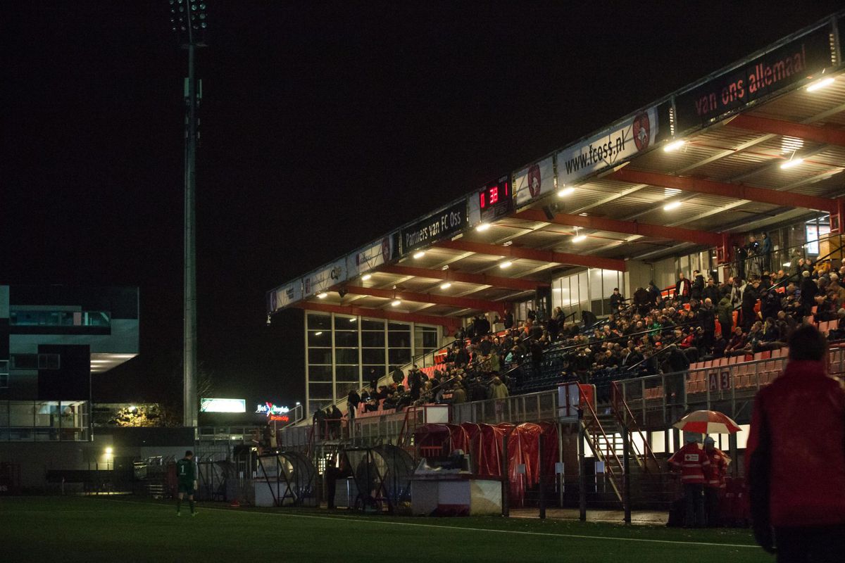 Spelers Oss en Jong PSV krijgen maar 1 minuut rust door kapotte lampen