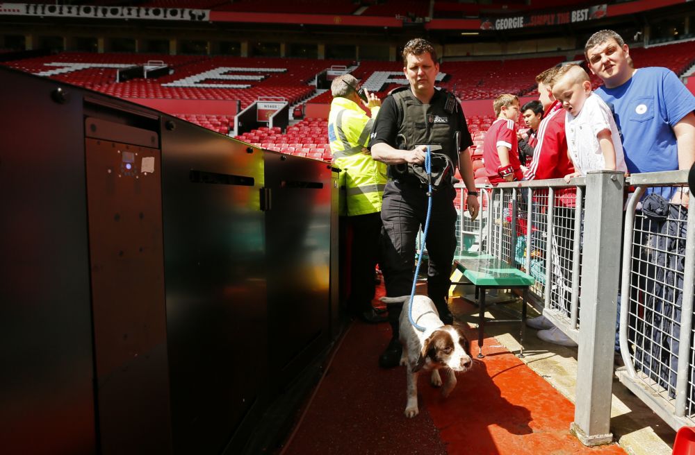 Manchester Utd - Bournemouth afgelast na 'telefoon aan gaspijp', Old Trafford ontruimd (video)