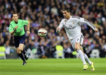 Ronaldo met 75 treffers weer naast Messi