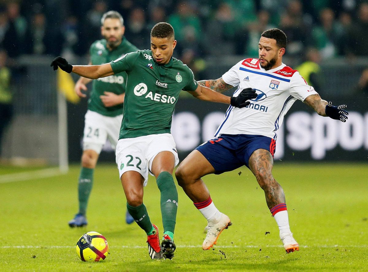 Moussa Dembélé schiet Lyon diep in blessuretijd langs rivaal Saint-Étienne