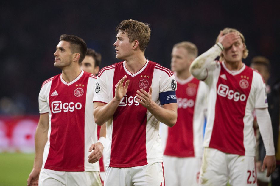 Ajax met opgeheven hoofd onverdiend onderuit tegen de Koninklijke (video)