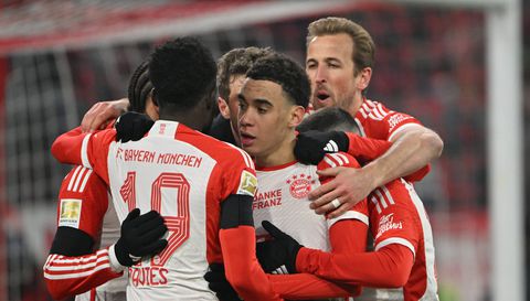 Bayern München eert overleden Franz Beckenbauer met overwinning op Hoffenheim