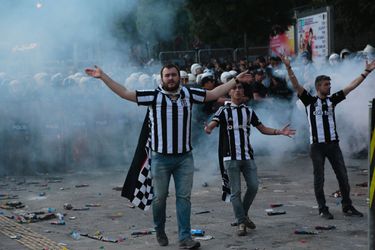 Enorme rellen tijdens titelfeest Besiktas (foto's)