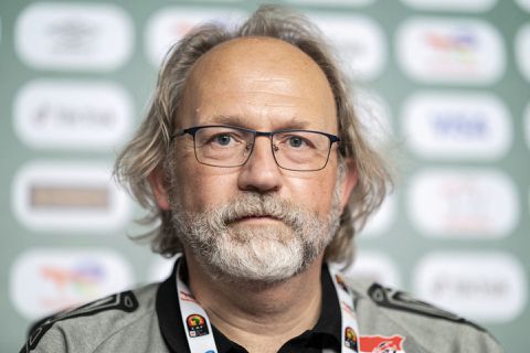 Bondscoach Gambia nog erg aangeslagen na vliegproblemen: 'M'n leven ging aan me voorbij'