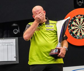 Michael van Gerwen BREEKT en is in tranen na PDC-titel: 'Ik ben door een zware tijd gegaan'