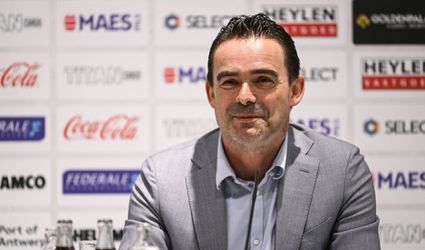 'FIFA neemt schorsing van Marc Overmars over, directeur Antwerp moet werk neerleggen'