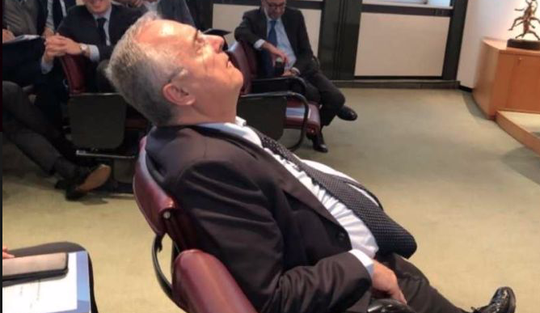 📷 | HAHA! Lazio-baas valt in slaap tijdens Serie A-meeting: collega's lachen hem uit