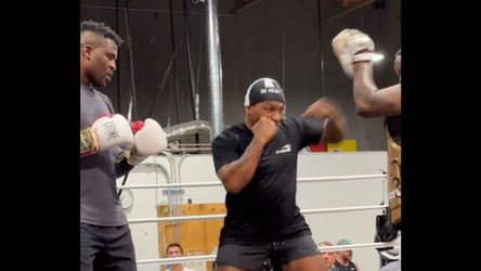 🎥 | Francis Ngannou krijgt les van Mike Tyson in aanloop naar gevecht met Tyson Fury
