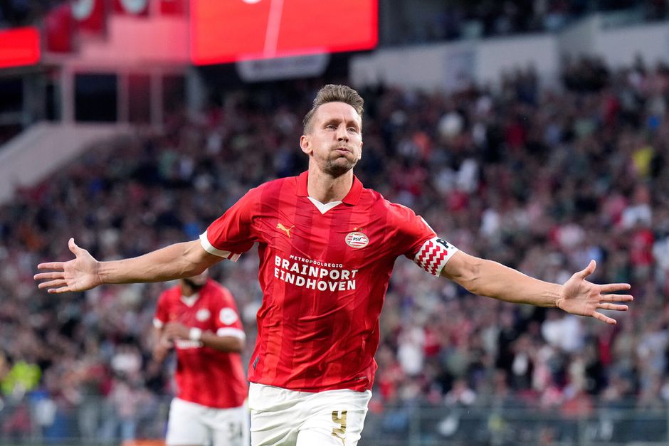 Peter Bosz steekt paar veren in kont Luuk de Jong: 'Een feit dat hij een fenomeen is'