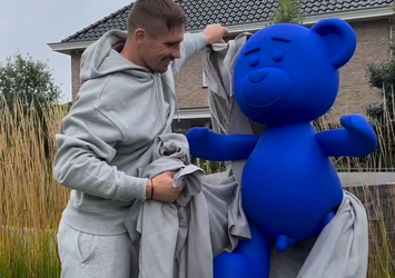 📸​ | Rico Verhoeven onthult berenbeeld met kleine plasser: 'Hoop dat je niet model stond'