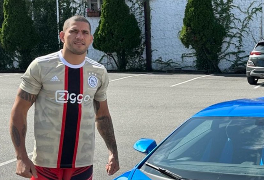 📸 | Binnenkort op de F-Side? Voormalig Glory- en UFC-kampioen gespot in Ajax-shirt