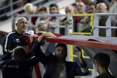 Gaat 'ie? Antwerp-supporter slaat tijdens de wedstrijd dug-out kapot