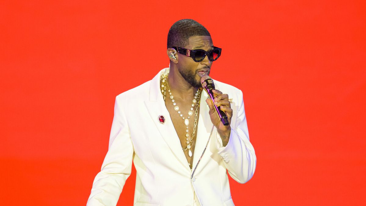 Usher treedt op tijdens Halftime Show van Super Bowl 58