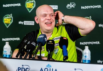 Lachende Michael van Gerwen verspreekt zich tijdens interview: 'Ik kan het me niet eens meer herinneren'