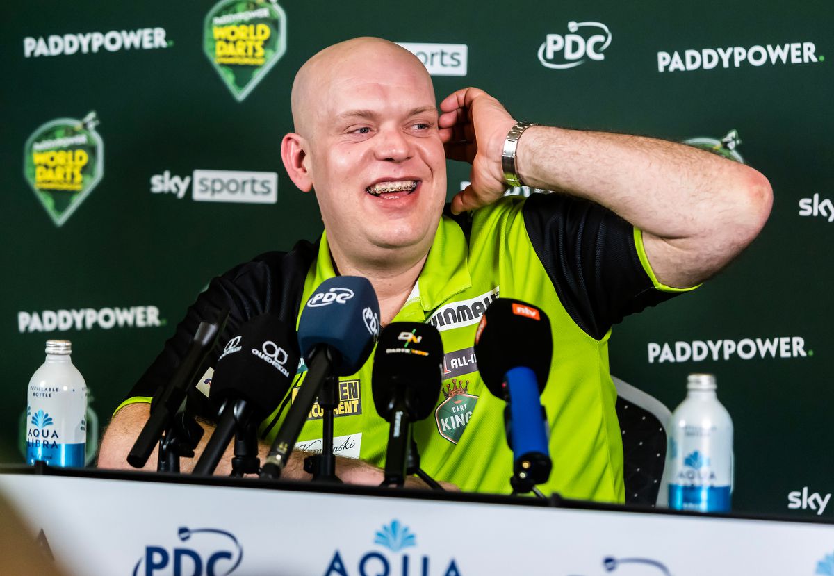 Lachende Michael van Gerwen verspreekt zich tijdens interview: 'Ik kan het me niet eens meer herinneren'