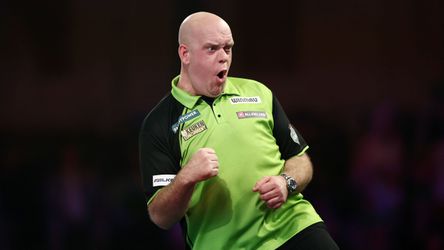 Imponerende Michael van Gerwen slaat aanval Callan Rydz af en gaat naar halve finales WK darts