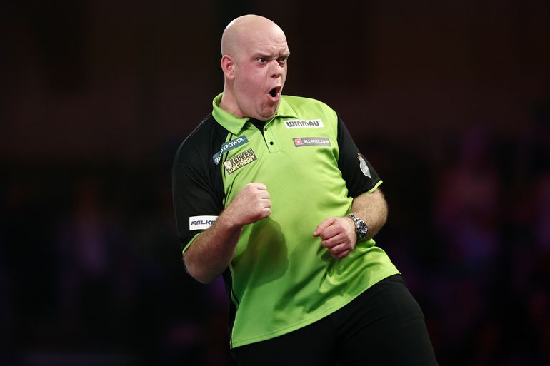 Imponerende Michael van Gerwen slaat aanval Callan Rydz af en gaat naar halve finales WK darts