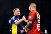 Luke Littler maakte indruk tegen Nathan Aspinall en staat in de halve finale van het WK darts. ©Getty Images